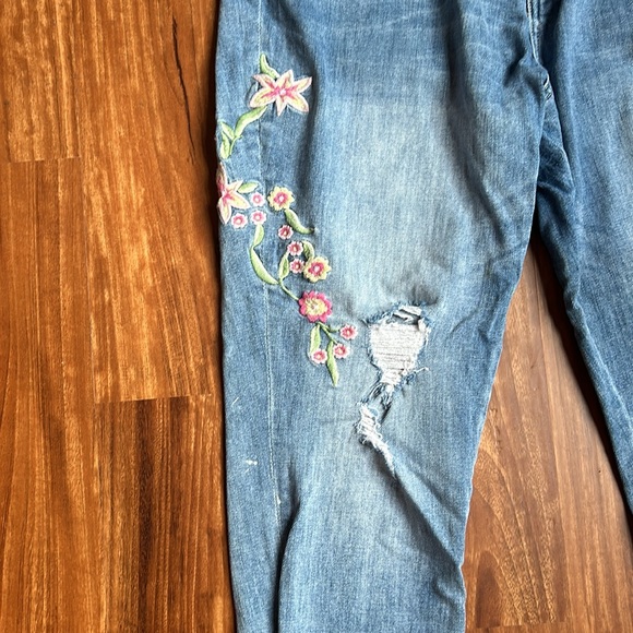 Soho cropped boyfriend embroidered distressed jeans size 16 - Picture 2 of 4